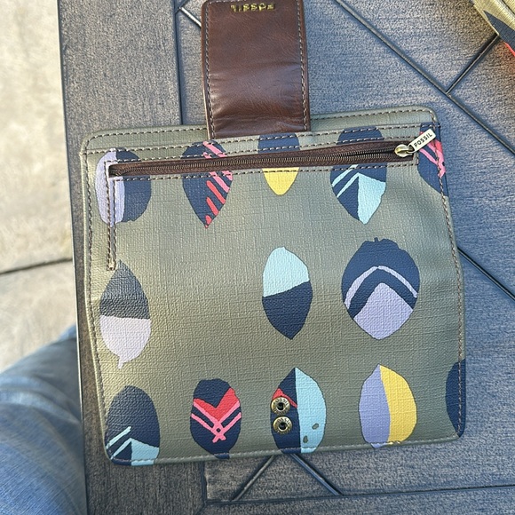 Fossil crossbody bag and matching wallet. - Picture 3 of 7